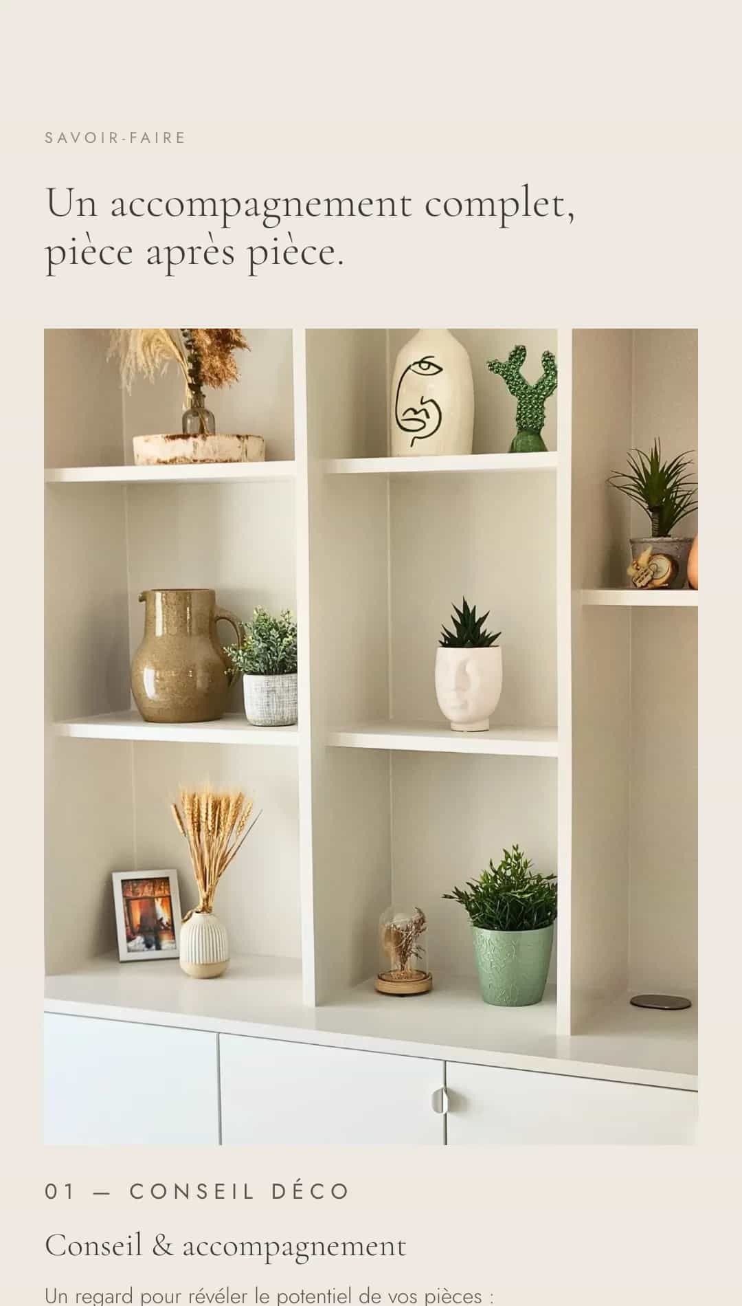 Section « Un accompagnement complet, pièce après pièce » avec photo d'étagères décorées