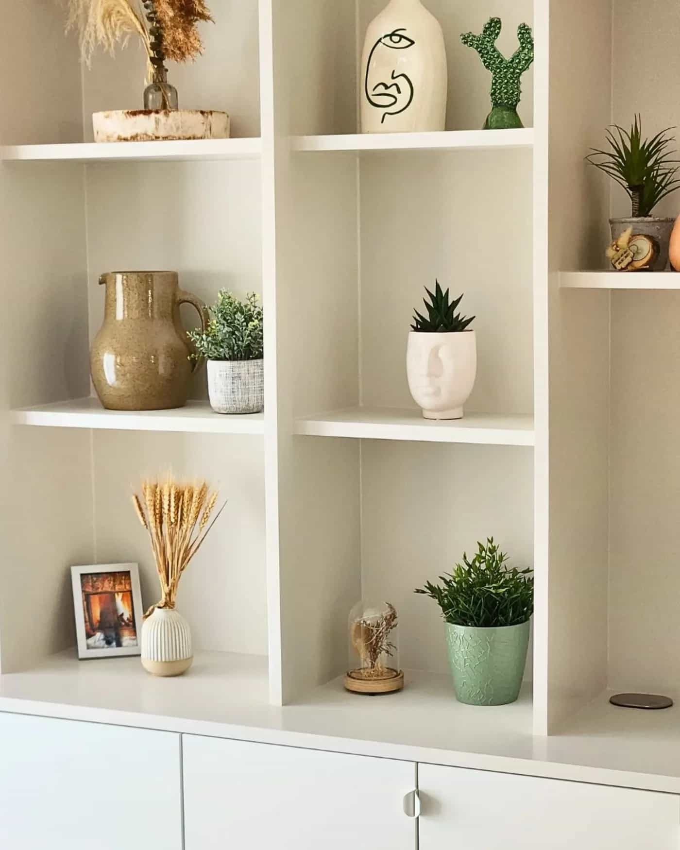 Étagère décorée : objets, vases et végétaux mis en scène