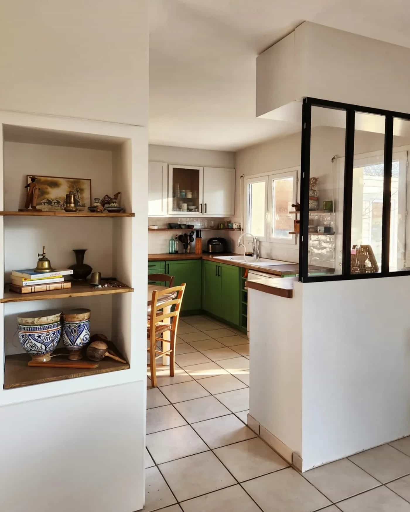 Cuisine avec verrière intérieure aménagée par APN Design