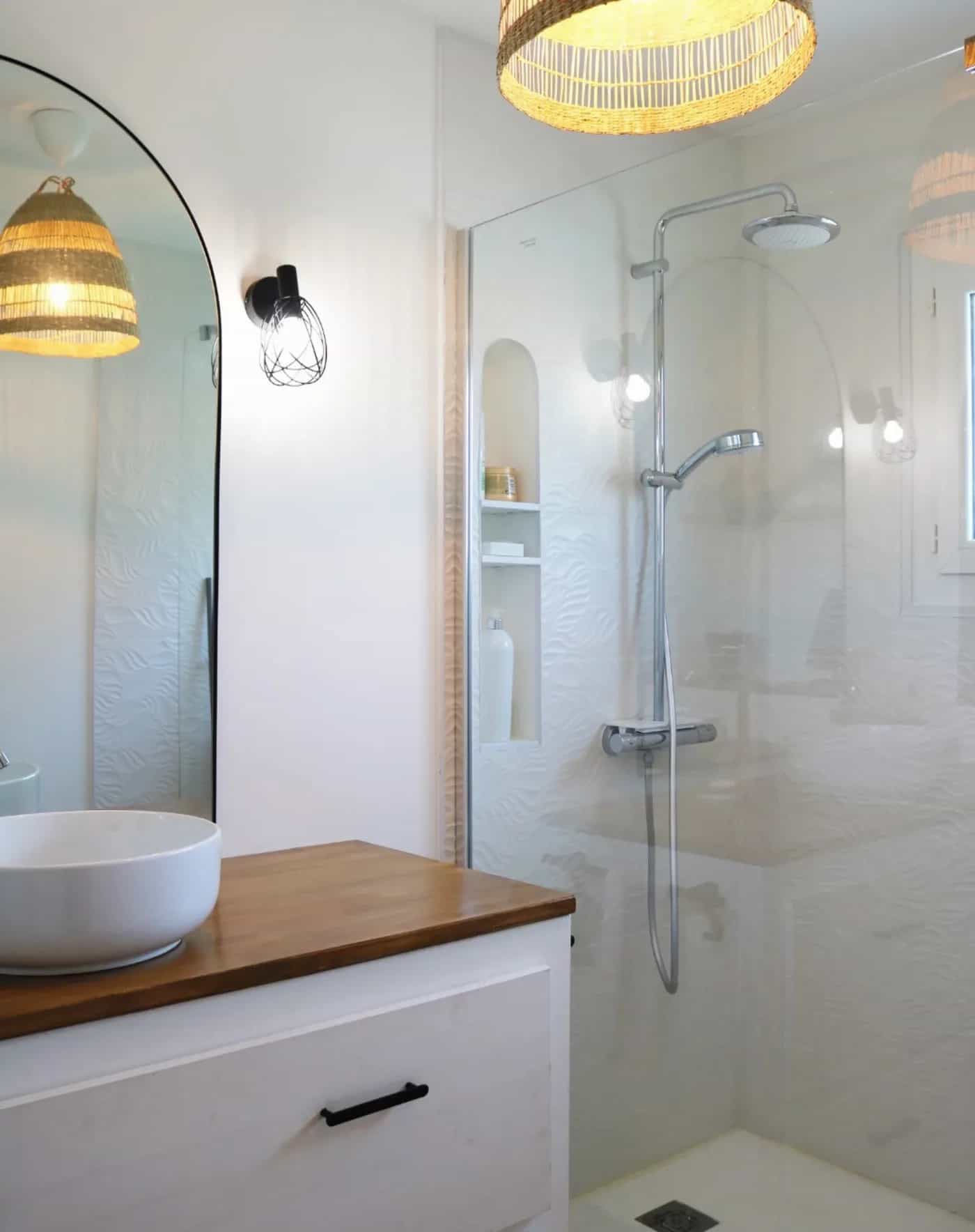 Salle de bain avec douche à l'italienne aménagée par APN Design