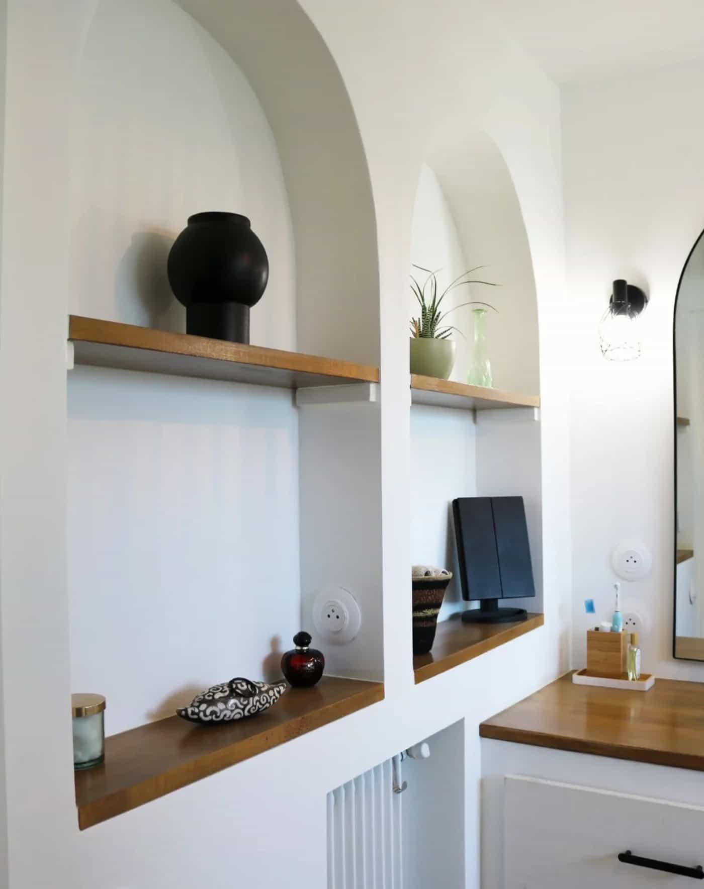 Salle de bain avec niches de rangement intégrées