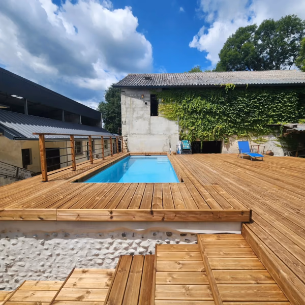 Terrasse en bois autour d'une piscine, réalisée par APN Design
