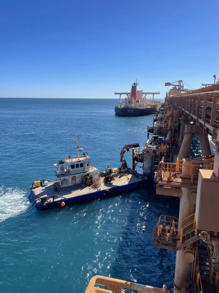 Remorqueur le long d'un terminal minéralier, contexte des métiers FIFO en Australie