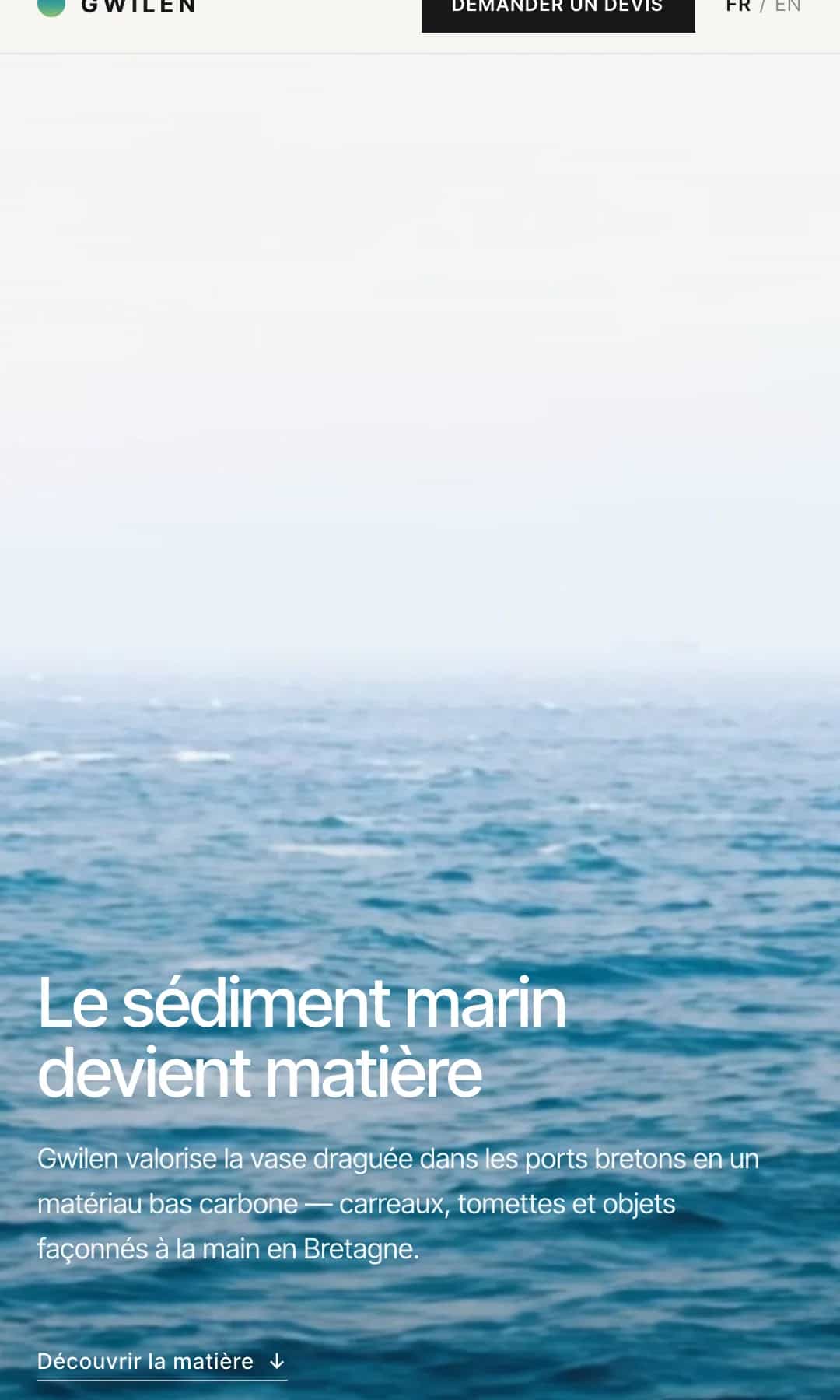 Accueil du prototype Gwilen, titre « Le sédiment marin devient matière » sur une photo de mer