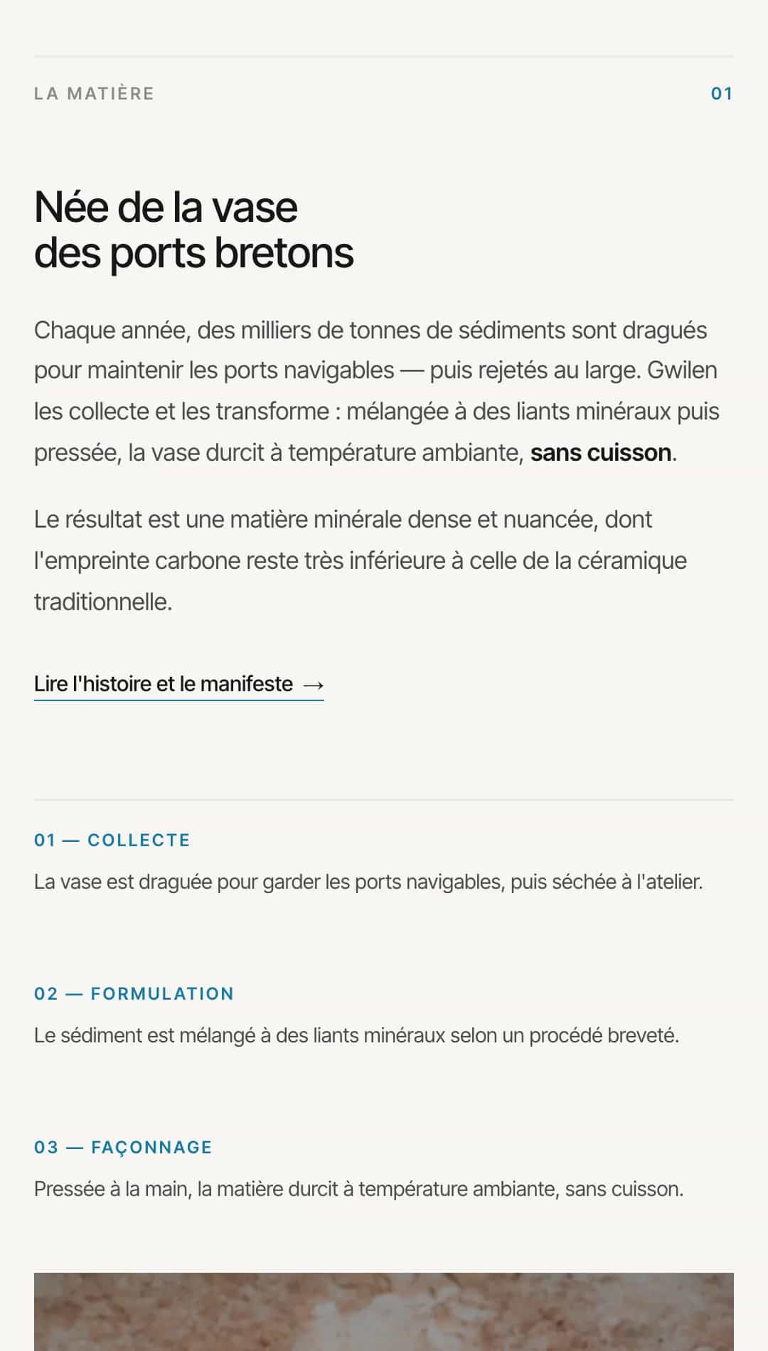 Section « Née de la vase des ports bretons » expliquant les trois étapes collecte, formulation, façonnage