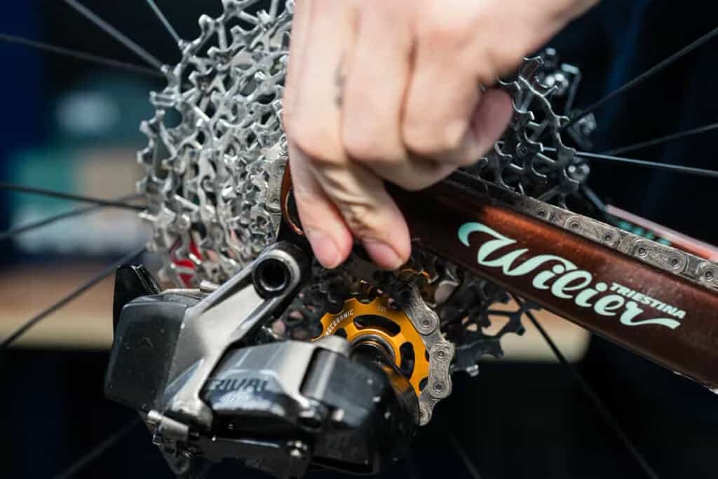 Mécanicien intervenant sur la transmission d'un vélo équipé de galets CyclingCeramic