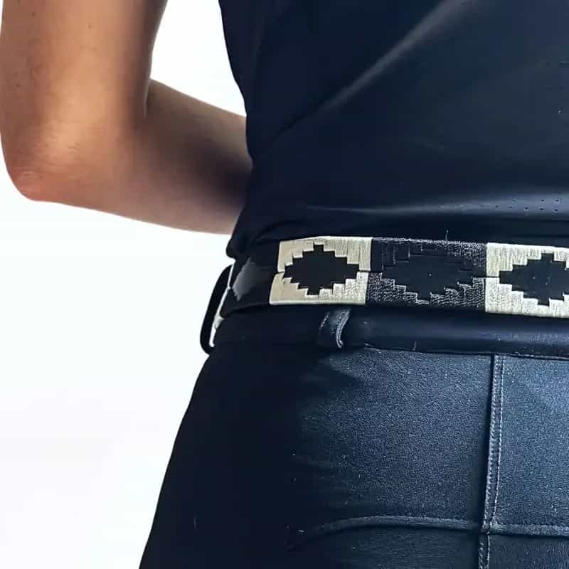 Ceinture en cuir tressé Smartwag portée par une cavalière